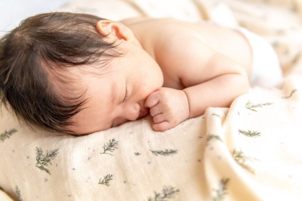 赤ちゃんがミルクを吐くのは大丈夫？受診の目安を小児科医が解説